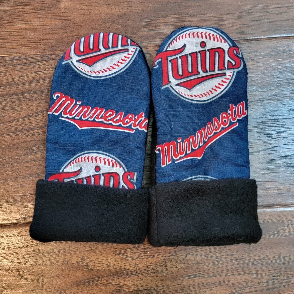 Minnesota Twins MLB Baseball Kids Fabric Fleece Mittens
